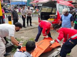 Proses evakuasi jenazah pengemis tua di Malang (Foto: PMI Kabupaten Malang for jatimnow.com)