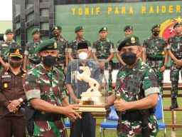 Pangdivif 2 Kostrad, Mayjend TNI Andi Muhammad saat menyematkan penghargaan pin Vira Cakti Yudha (Foto-foto: Yonif 503 Mayangkara for jatimnow.com)