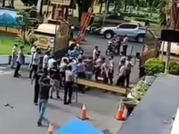 Anggota Polres Lumajang mengamankan pria yang membawa senjata tajam. (Foto: tangkapan layar Instagram)