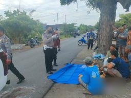 Petugas mengevakuasi korban laka lantas di Kabupaten Ponorogo. (Foto: Polsek Sukorejo/jatimnow.com)