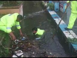 Aksi polisi di Kota Probolinggo masuk selokan bersihkan sampah penyebab banjir