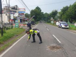 Polisi melakukan olah TKP kecelakaan di Jalan Raya Maospati-Madiun. (Foto: Polres Magetan/jatimnow.com)