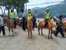 Srikandi berkuda, badut, dan Sinterklas dari Polres Magetan berpatroli di Telaga Sarangan. (Foto: Polres Magetan/jatimnow.com)