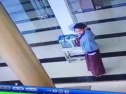 Tangkapan layar video CCTV yang merekam aksi pria mencuri uang kotak amal masjid di Pasuruan
