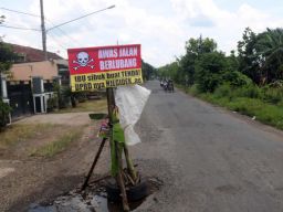 Poster sindiran yang terpasang di jalan rusak di Jombang (Foto: Elok for jatimnow.com)