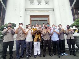 Kapolrestabes Surabaya, Kombes Pol Akhmad Yusep Gunawan bersama Perwakilan Permabudhi Jatim koordinasi lintas agama jelang perayaan Imlek (Foto: Fahrizal Tito/jatimnow.com)
