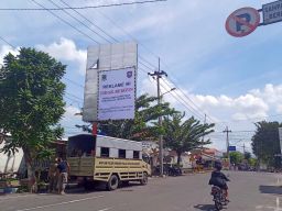 Papan reklame yang disegel Satpol PP Kota Mojokerto (Foto: Adi for jatimnow.com)