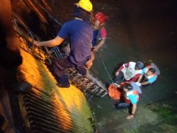 Proses evakuasi jenazah remaja yang terseret arus saluran di kawasan Jalan RA Kartini, Surabaya (Foto: jatimnow.com)
