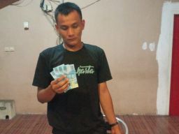 Pelaku peredaran uang palsu di Mojokerto. (Foto: Polsek Puri/jatimnow.com)