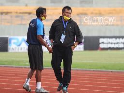 Subangkit (kanan) dan Kusairi saat berduet menangani Gresik United di Liga 3 Jatim. (Foto: Sahlul Fahmi/jatimnow.com)