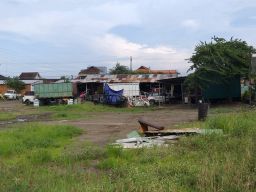 Tanah TKD Desa Warungdowo, Kecamatan Pohjentrek, Kabupaten Pasuruan yang diduga diduduki pengusaha bengkel. (Foto: Moch. Rois/jatimnow.com)
