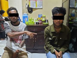Dua tersangka pengedar pil setan diamankan Polres Probolinggo. (Foto: Mahfud Hidayatullah/jatimnow.com)