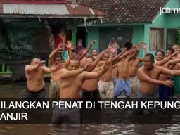 Video: Cara Warga Hilangkan Penat di Tengah Kepungan Banjir