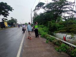 Truk Tangki Terperosok dalam Sungai di Jalan Raya Malang-Surabaya