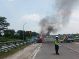 Pikap Terbakar di Tol Pasuruan, Korsleting Listrik Disebut Jadi Pemicu