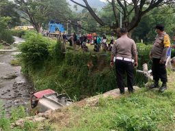 Tak Kuat Menanjak, Truk Tangki Terjun ke Sungai di Mojokerto
