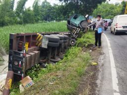 Truk trailer yang seruduk 6 kendaraan di Probolinggo terguling