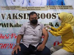 Seorang Lansia saat mengikuti acara vaksinasi booster PWI Gresik (Foto: Sahlul Fahmi/jatimnow.com)