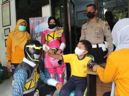 Superhero power rangers hibur anak-anak penerima vaksinasi. (Foto: Achmad Supriyadi/jatimnow.com)