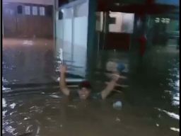Diterjang Banjir 1 Meter Lebih, Warga Satu Dusun di Pasuruan Diungsikan