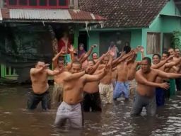 Cara warga di Rejoso, Pasuruan hilangkan penat di tengah kepungan banjir (Foto: Tangkapan layar video kiriman Nur Chasan)