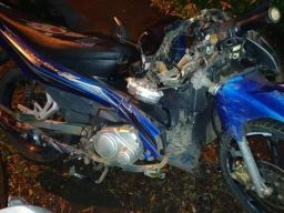 Kondisi sepeda motor korban ringsek usai menabrak truk. (Foto: akun Facebook RINO WENGI)