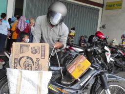 Masih Langka, Warga Rela Antre Minyak Goreng di Jombang