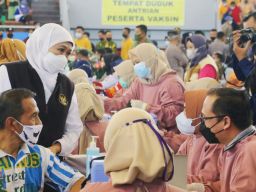 Gubernur Jawa Timur Khofifah Indar Parawansa saat meninjau pelaksanaan vaksin di Magetan. (Foto: Pemprov Jatim/jatimnow.com)
