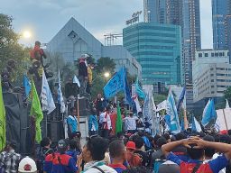 Ribuan Buruh di Jatim Demo, Tuntut Revisi Dana JHT, UMP hingga UMSK