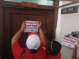 Tak Bisa Temui Anggota Dewan, LSM Segel Ruang Kantor DPRD Kota Probolinggo