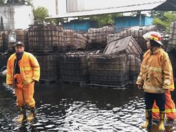 Pabrik Limbah Ban di Gresik Hangus Terbakar