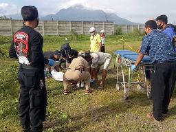 Proses evakuasi jenazah laki-laki di lahan kosong Dusun Raos Baru, Desa Carat, Kecamatan Gempol, Kabupaten Pasuruan. (Foto: Moch. Rois/jatimnow.com)