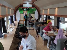 Uniknya Makan Nikmat di Kafe Kereta Pertama Buatan PT INKA