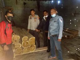 53 Batang Kayu Jati Ilegal Disita dari Gudang Milik Warga di Banyuwangi