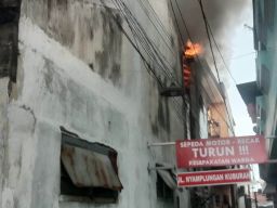 Rumah terbakar di Jalan Nyamplungan X No 70, Ampel, Semampir, Surabaya. (Foto: Info kedaruratan 112/jatimnow.com)