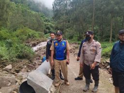 Petugas melakukan assememt di lokasi banjir bandang yang menyebabkan jalan ke wisata terputus. (Foto: BPBD Magetan/jatimnow.com)