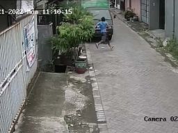 Maling Bersarung Terekam CCTV Curi HP di Surabaya, Begini Penampakannya