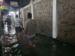 Hujan Deras Guyur Kota Pasuruan, Masjid Jami Al Anwar Dikepung Banjir