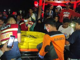 Proses evakuasi mayat misterius yang ditemukan mengambang di Perairan Selat Bali, Banyuwangi