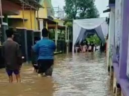 Dua Acara Pernikahan Digelar saat Banjir di Pasuruan