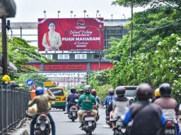 Baliho Ketua DPP PDIP Puan Maharani hiasi jalanan di Kota Surabaya.(Foto: PDIP Surabaya for jatimnow.com)