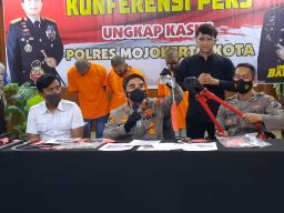 Kapolres Mojokerto Kota AKBP Rofiq Ripto Himawan saat beberkan barang bukti. (Foto: Achmad Supriyadi/jatimnow.com)