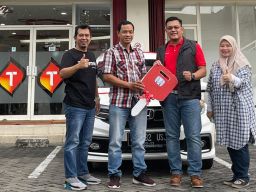 General Manager Consumer Sales Telkomsel Jawa Timur, Mulyadi Indra (dua dari kiri) menyerahkan hadiah 1 unit Honda Mobilio kepada Helmi Samsiar, pemenang undian Undi-undi Hepi Telkomsel. (Foto: Telkomsel for jatimnow.com)