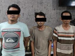 Tiga orang pelaku penggelapan minyak goreng saat diamankan di Polsek Asemrowo Surabaya. (Foto: Polsek Asemrowo/jatimnow.com)