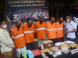 Ungkap kasus narkoba di Kota Malang dengan total BB 14,5 kilogram. (Foto: Galih Rakasiwi/jatimnow.com))