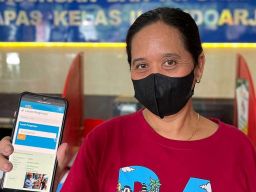 Siti Maimunah menunjukkan aplikasi Cak Man.(Foto: Kemenkumham Jatim)