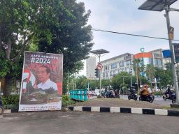 Baliho '2024 Ikut Pak Jokowi' yang terpasang di tepi Jalan Mayjen Prof. Dr. Moestopo, Surabaya (Foto: Ni'am Kurniawan/jatimnow.com)