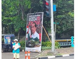 Tujuan Relawan Pasang Baliho '2024 Ikut Pak Jokowi' di Surabaya