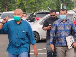 Bambang Suryo didampingi kuasa hukumnya saat hendak menjalani pemeriksaan di Polda Jatim, Selasa (8/3/2022). (Foto: Zain Ahmad/jatimnow.com)