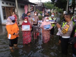 Bantuan dari Polres Jombang pada warga terdampak banjir di Desa Jatigedong. (Foto: Elok Aprianto/jatimnow.com))